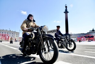 Ветераны, блокадники, участники СВО приняли участие в параде ретро-автомобилей на Невском проспекте