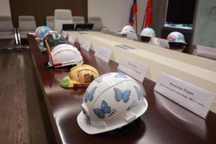 Выставка касок на Съезде строителей