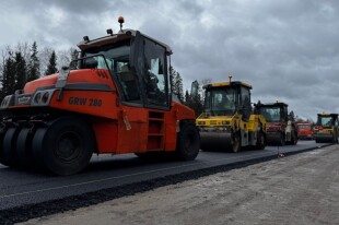 Первый километр нового асфальта уложили при реконструкции «Южного полукольца» под Петербургом