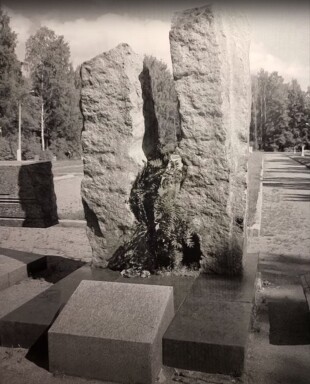 Возложение цветов на могилу А. А. Сизова