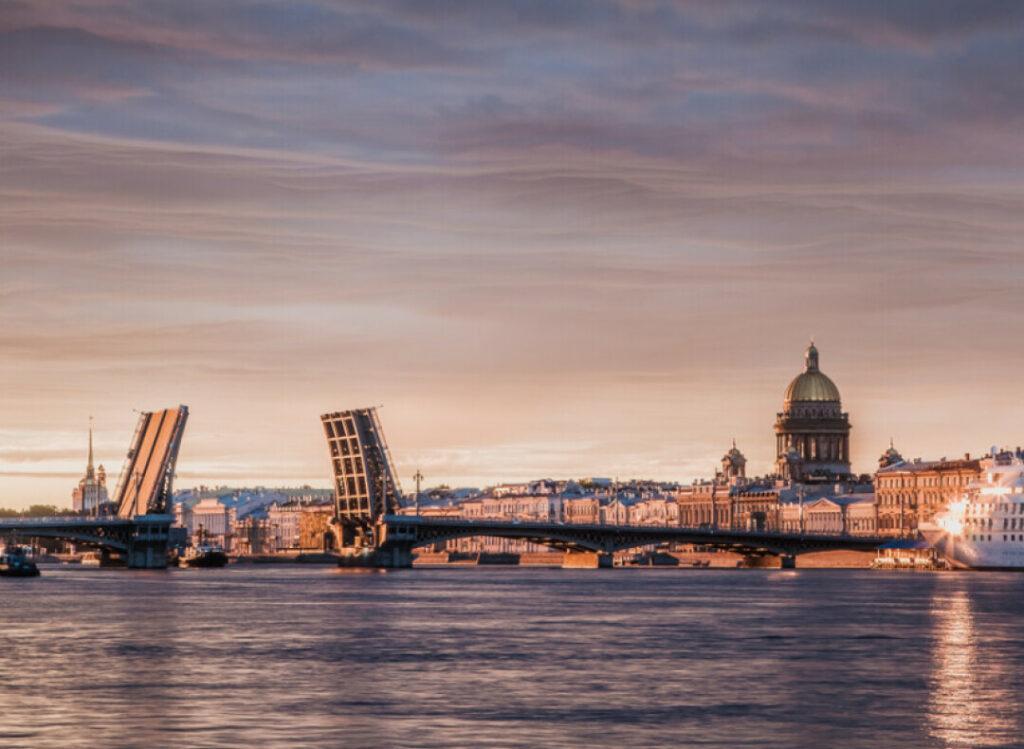 В Петербурге распродают отели и предлагают сделать из них офисы