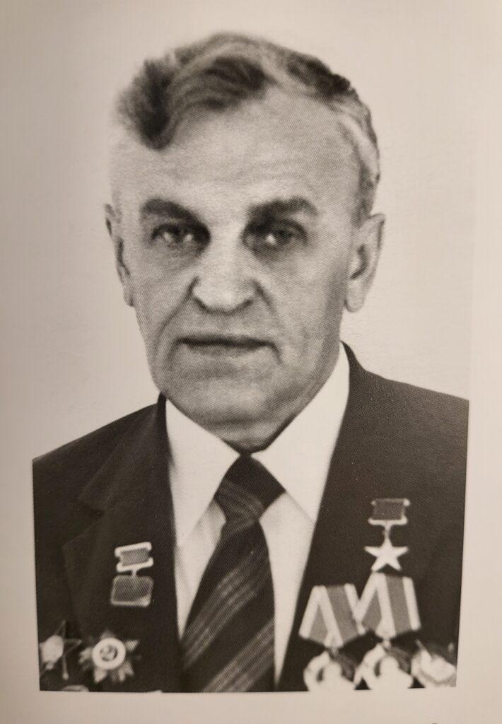 Возложение цветов на могилу А. А. Сизова