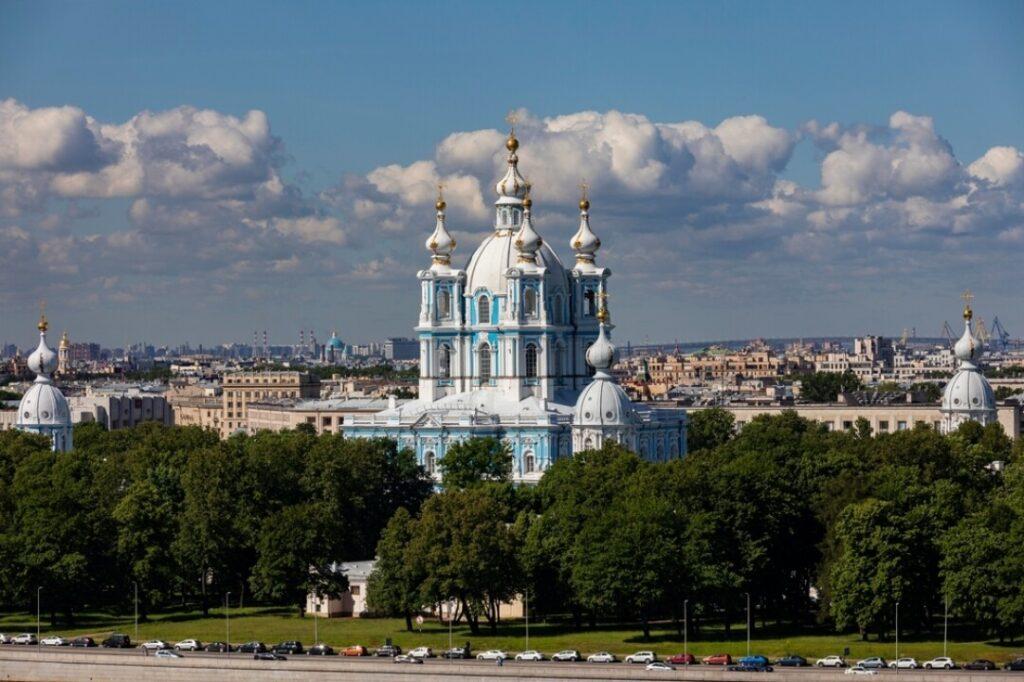 C начала 2023 года Смольный продал почти 200 помещений и 17 зданий в Петербурге
